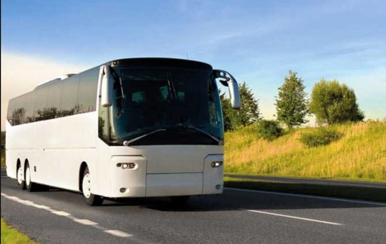 Autocar Ztrans roulant sur une route de campagne en direction de Lyon