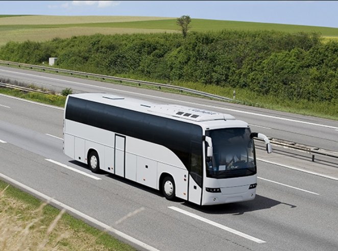 Autocar Ztrans vu de haut, circulant sur une autoroute bordée de verdure
