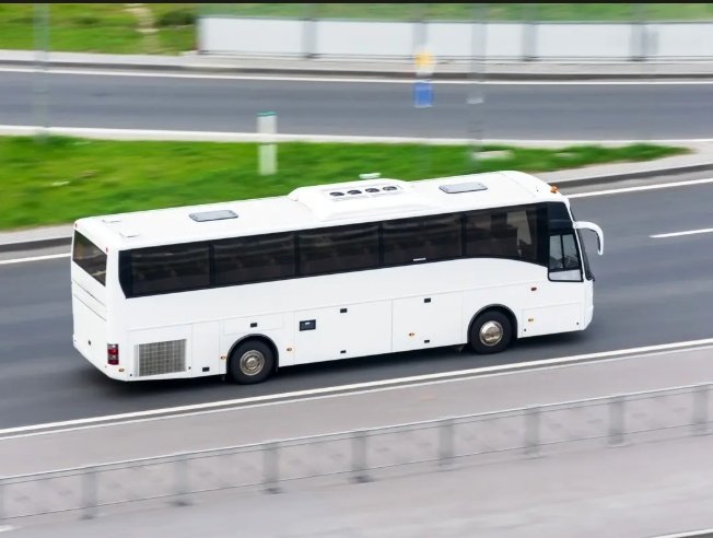 Autocar Ztrans en mouvement sur l'autoroute en direction de Marseille