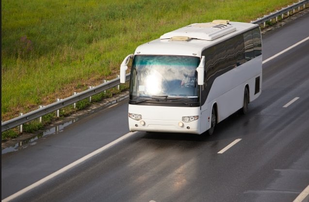 Autocar Ztrans face à la route, phares allumés, en direction de Lille