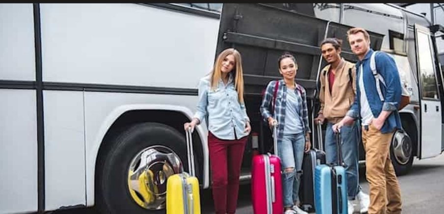 Groupe de voyageurs avec leurs bagages devant un autocar Ztrans