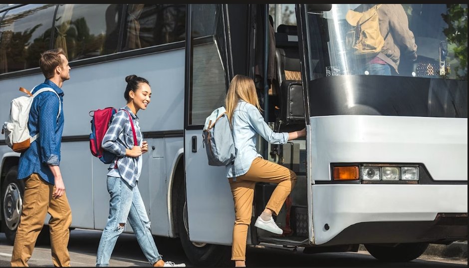 Voyageuse montant à bord d'un autocar Ztrans avec son sac à dos